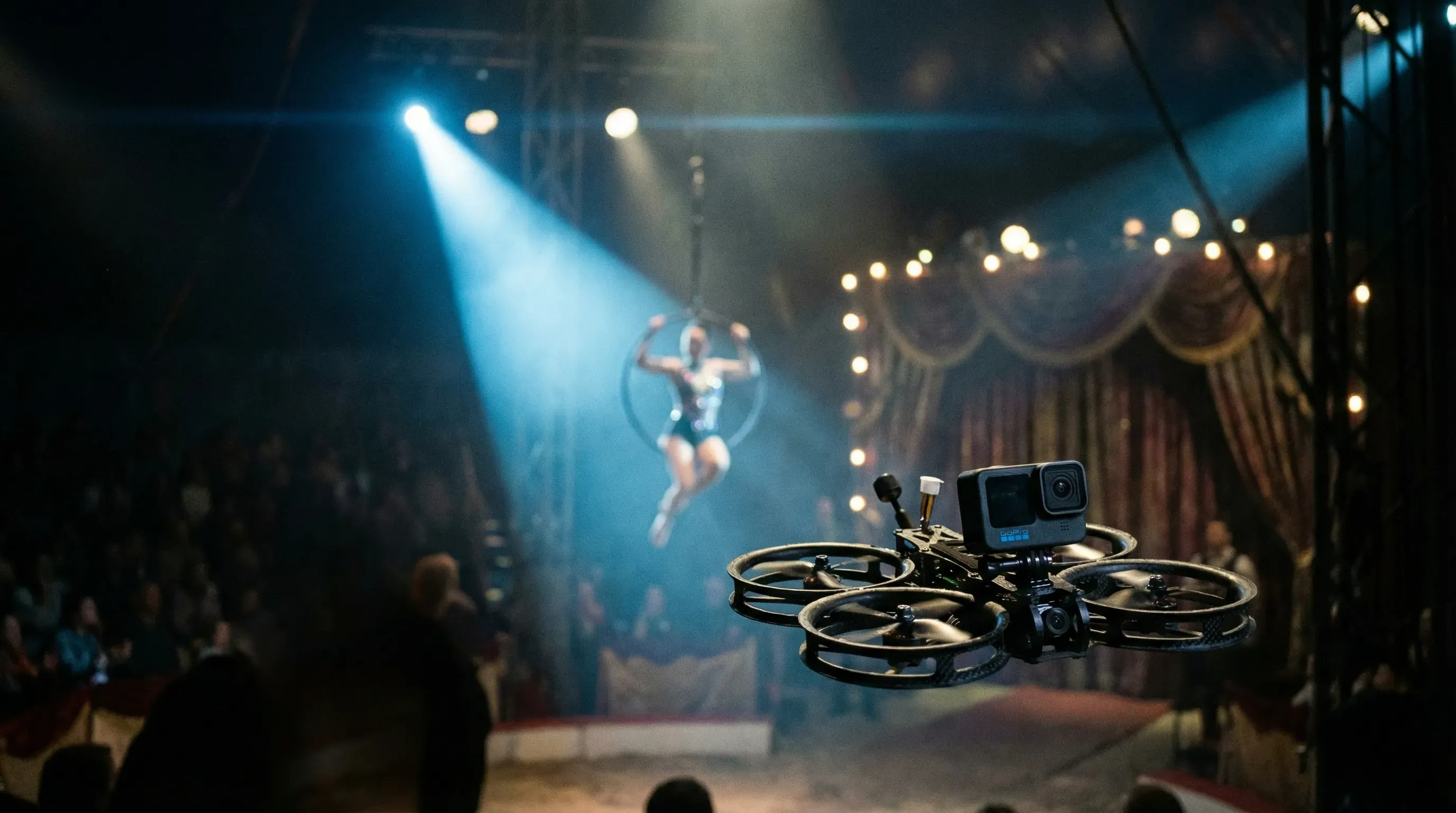 FPV-Drohne über der Zirkusmanege